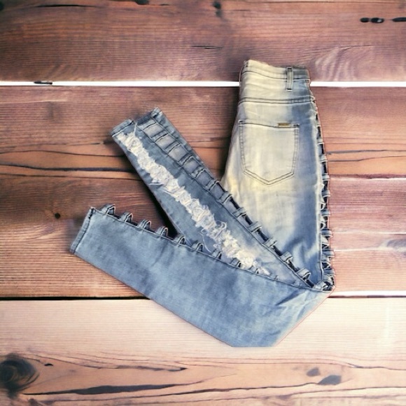 Distressed jeans with cutout side legs. - Picture 3 of 7